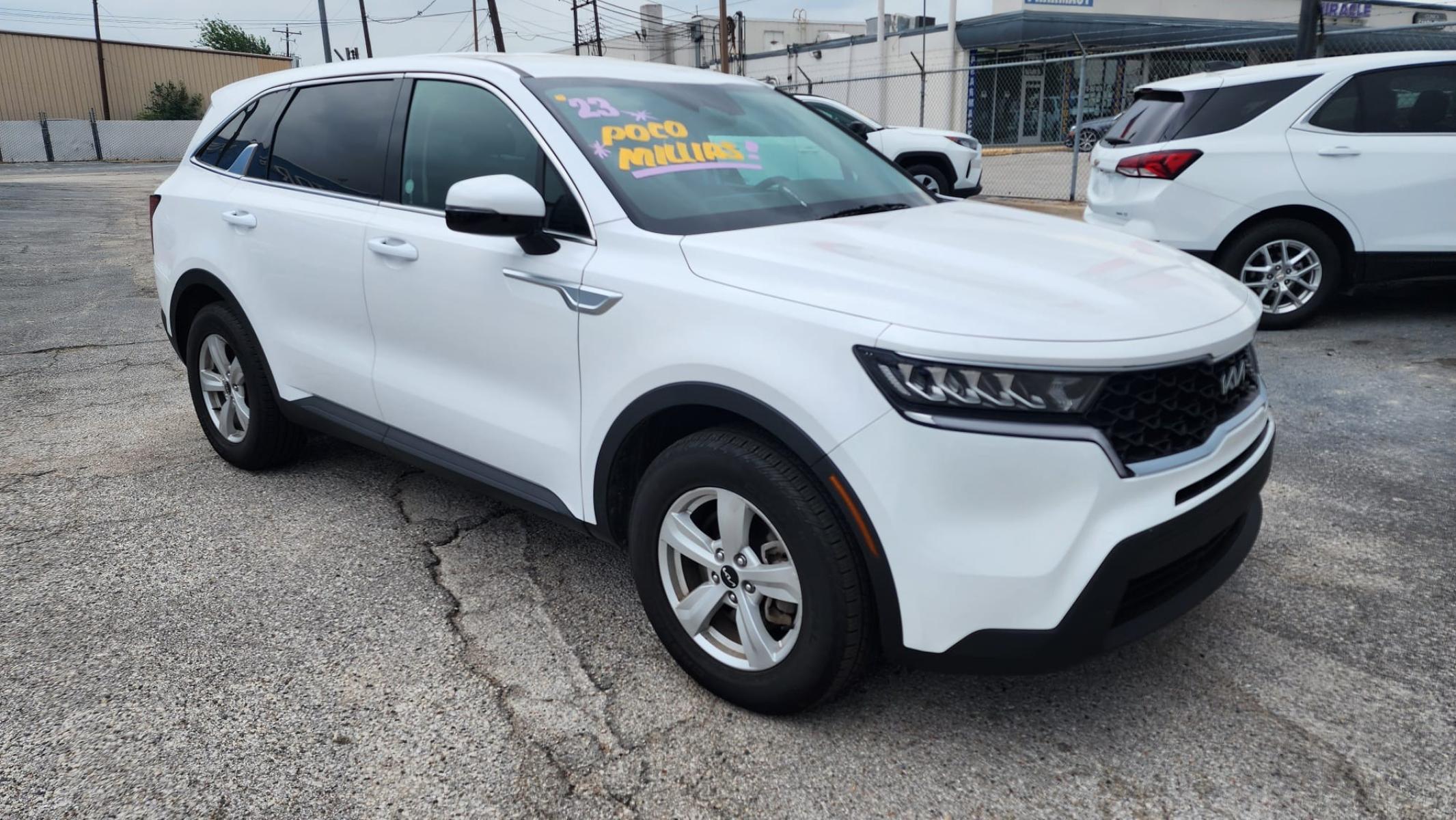 2023 White Kia Sorento LX 2WD (5XYRG4LC3PG) with an 2.4L L4 DOHC 16V engine, 6A transmission, located at 1842 Wirt Road, Houston, TX, 77055, (713) 973-3903, 29.805330, -95.484787 - Photo #5